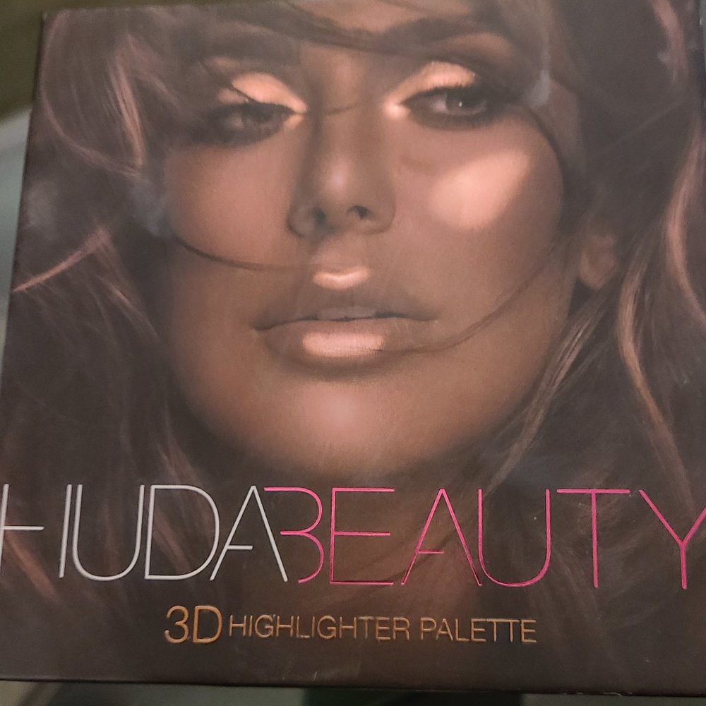 SOLD. Huda beauty 3D Highlighter Palette bronze sands (brand new)